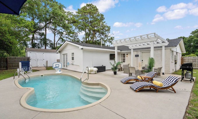 Beaufort House | Pool, Fire Pit, Gym, Game Room, 4BR3BA - Near Parris Island/Downtown Beaufort
