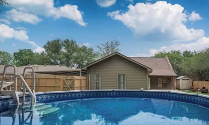 Lafayette House | Pool, Fireplace, Fiber Optic internet & Wi-Fi, gaming router!
