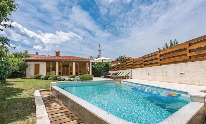 Svetvincenat House | Pool, grill, WiFi, billiards, bicycles, badminton, dishwasher, washing machine