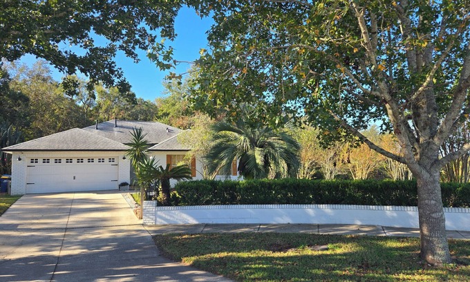 Minneola House | Pool + Heated spa Family friendly King suite Oasis