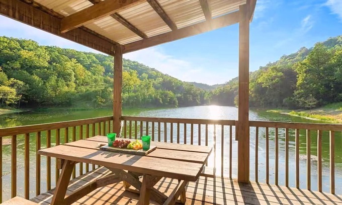 Branson West House | Pool, Hiking Trails & Pond, Ping Pong, Games! Close to SDC, Shows, Shopping
