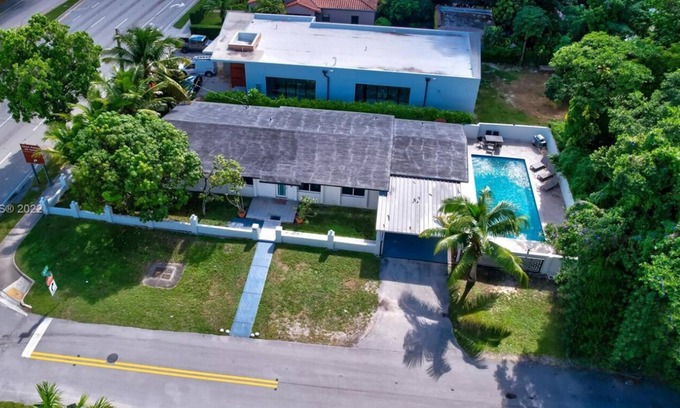 The Roads House | Pool home next to Brickell and Key Biscayne!!!
