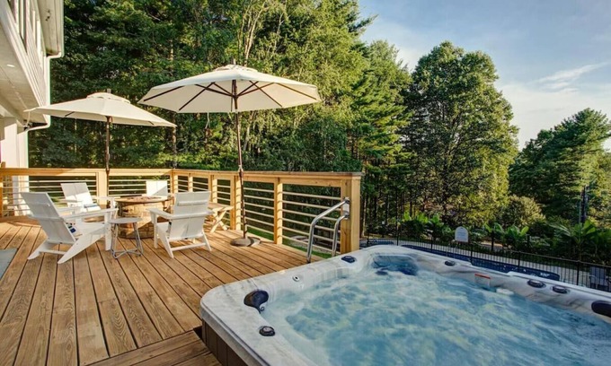 Hendersonville House | Pool 🏊‍♂️ Hot Tub 💦 Game Room 🎯 Family & Pet Friendly 🐾