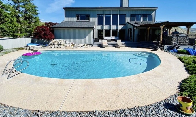 Chelan House | Pool + Hot tub + River Views + 5 mins to Chelan