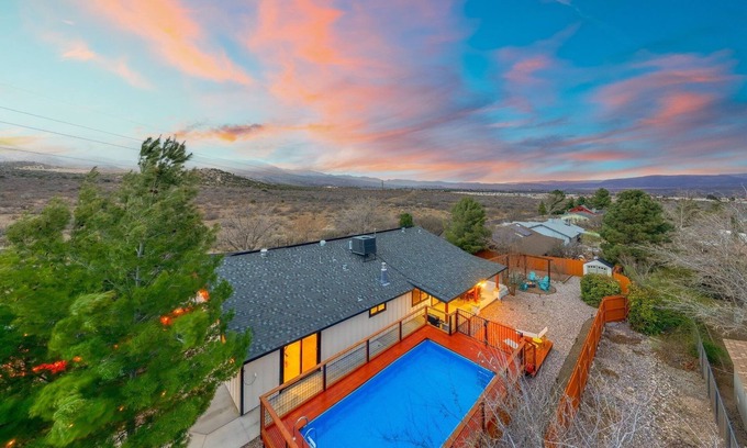 Cottonwood House | Pool/Hot Tub/Sauna/2 Game Rooms/2 Fire Pits/Mingus Mt. Views/Chef's kitchen