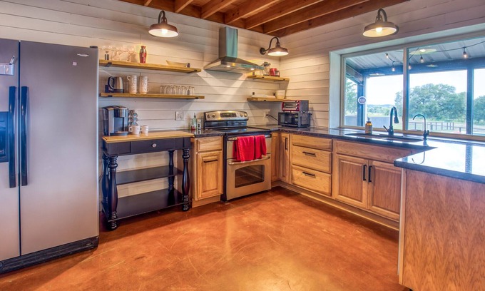 Brenham Cottage | ★ Pool, HotTub- Cardinal Cottage, RoundTop/Brenham