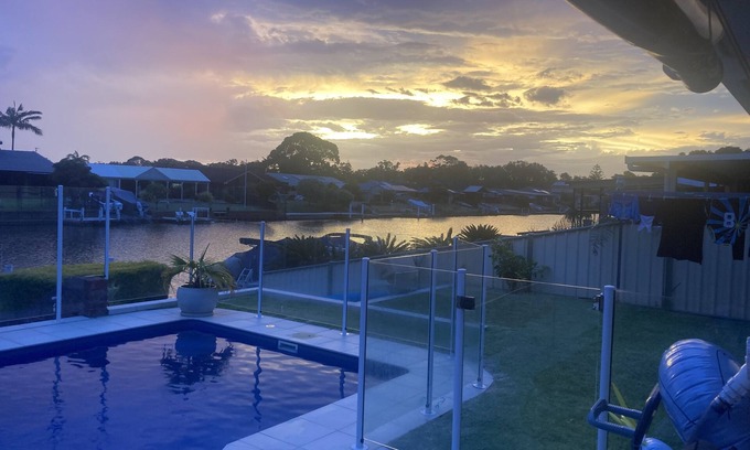 Forster House | Pool house on the canal, private Jetty, Wifi