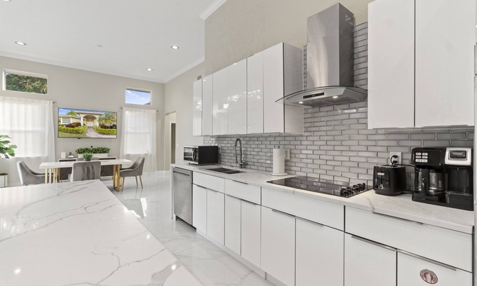 Coral Springs House | Pool & Jacuzzi! Managed by BNR Vacation Rentals