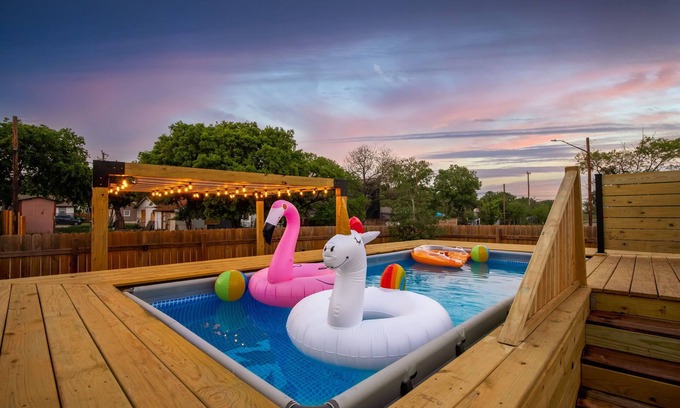 Denver Heights House | Pool-MovieTheater-KING BED & 5 minutes from the Alamodome & Riverwalk