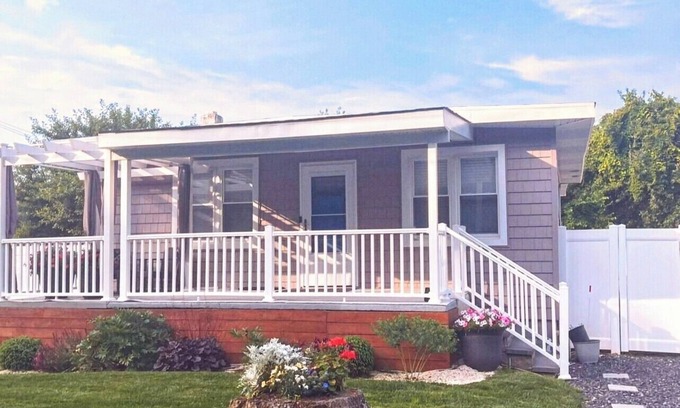 Whitesboro House | POOL + OUTDOOR MOVIES + FIRE PIT Paradise - Minutes to Beach!"