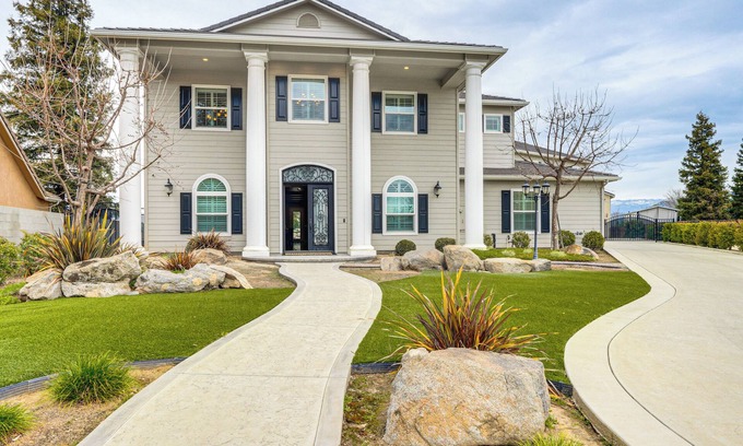 Porterville House | Pool & Private Theater: Porterville Group Getaway!