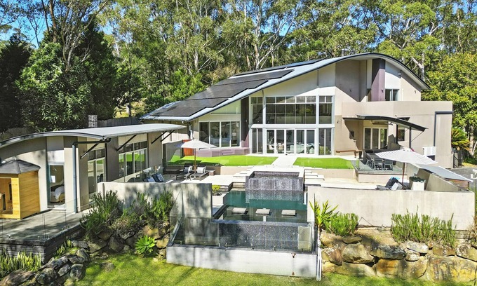 Mount Elliot House | Pool, Sauna and heated Spa (from Sep to May)