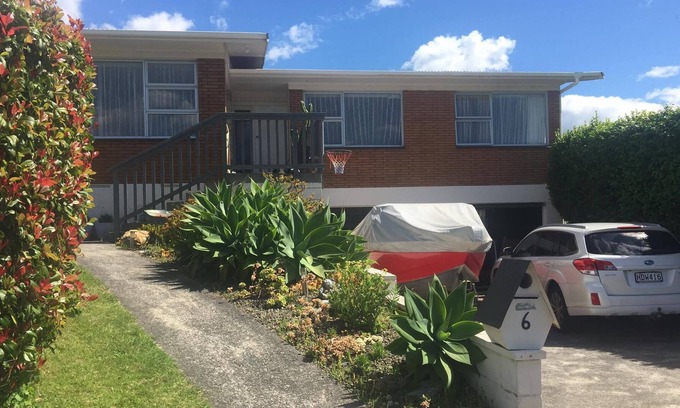 Tauranga House | Pool, sky tv, darts. A great place for families! Not a party house…