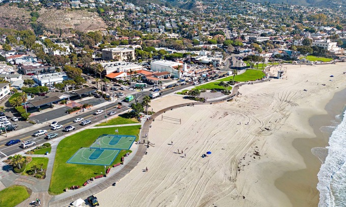 Laguna Beach Hotel | Pool, stroll to Main beach, shops, restaurants!