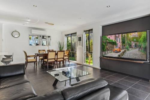 Calamvale House | Pool Table and Resort Pool 4BR Holiday Paradise