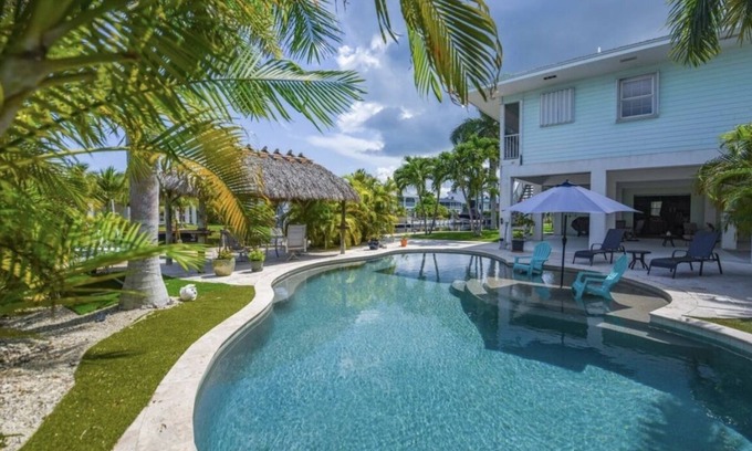 Cudjoe Key House | Pool, tiki hut, easy ocean access canal, dock, prime location 30m to Key West