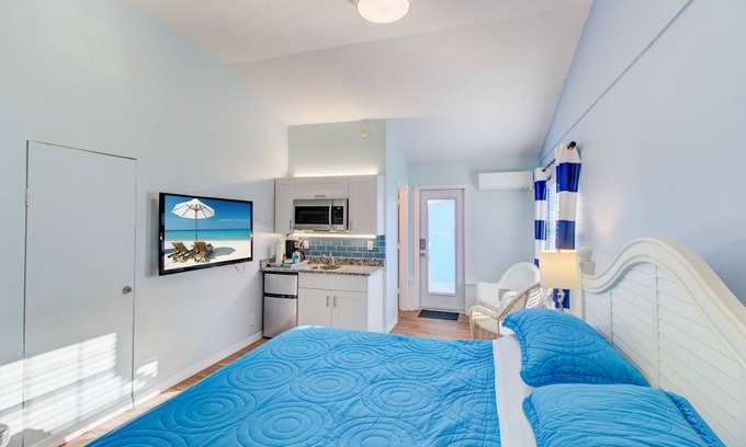 Siesta Key Hotel | POOL VIEW V5 Luxury King Bedroom Siesta Key Walk to beach DAILY SPECIALS