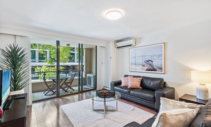 Pyrmont Apartment | Poolside 2-Bed Haven, Walk to City Centre