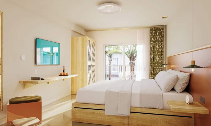 San Jacinto Hotel | Poolside Balcony + King Bed | Rooftop Bar & Walk to Attractions
