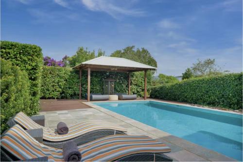 Wamberal Bed & Breakfast | Poolside Escape - Close To Beach & Golf Course