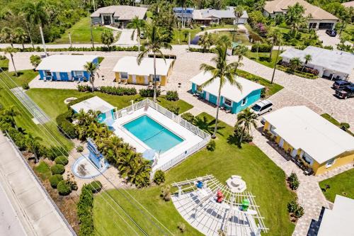 Biggar House | Poolside King Cottage with Kitchen - 10 Minutes to Beach!