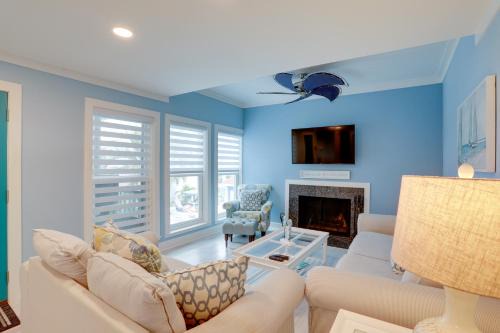 Madeira Beach House | Poolside Madeira Beach Abode with Balcony!