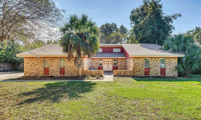 Gulf Breeze Villa | Poolside Oasis: 7 Mi to Pensacola Beach Boardwalk!