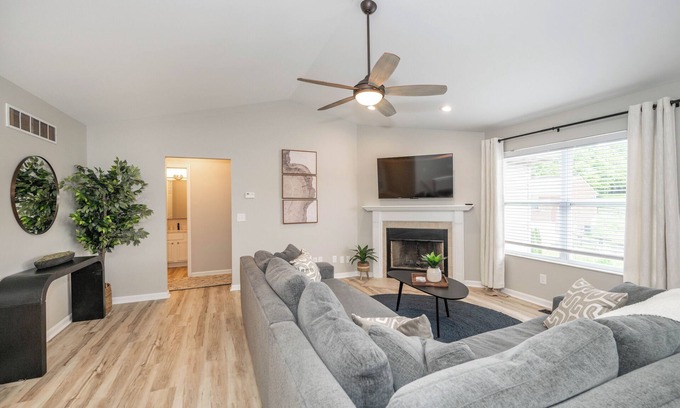 Walton House | Poolside Paradise Near the Ark – Modern 5 BDR in Quiet Neighborhood