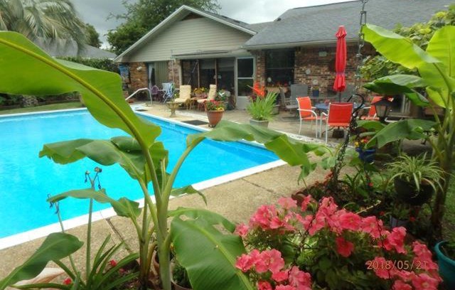 Navarre House | Poolside Paradise