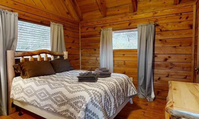 Townsend Cabin | Pop's Perch 2 Bedroom Cabin by RedAwning