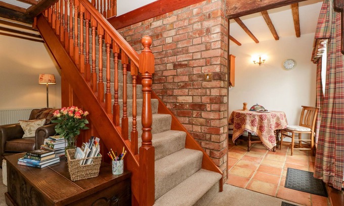 Dumbleton Cottage | POPLAR COTTAGE, with a garden in Tewkesbury