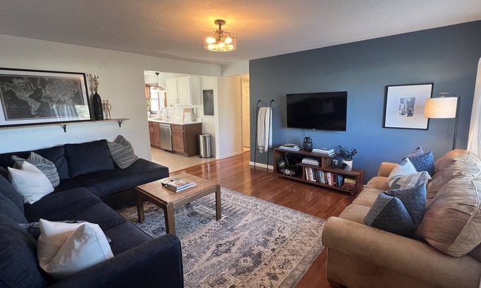Three Oaks House | Poplar Place - 3 BR - Hot Tub - Steps from Downtown