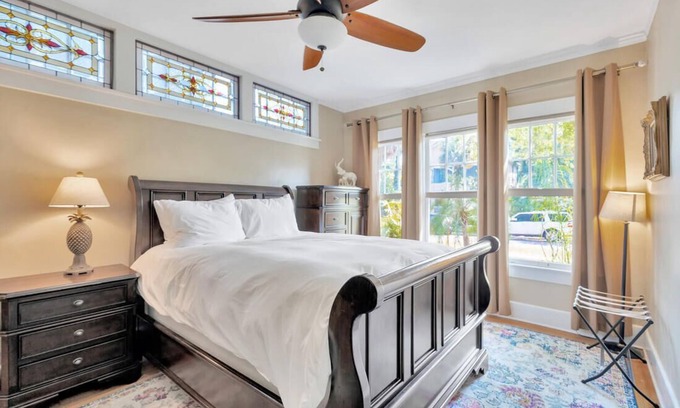Historic Old Northeast Bed & Breakfast | Poplar Room at ONE Inn, Cozy, steps to Downtown St. Pete: Ideal for all guests