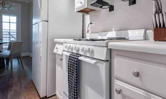 Southwest Apartment | PoplarHouse 1BD+Den 13