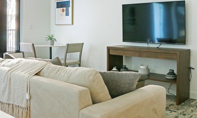 Southwest Apartment | PoplarHouse 1BD+Den 6