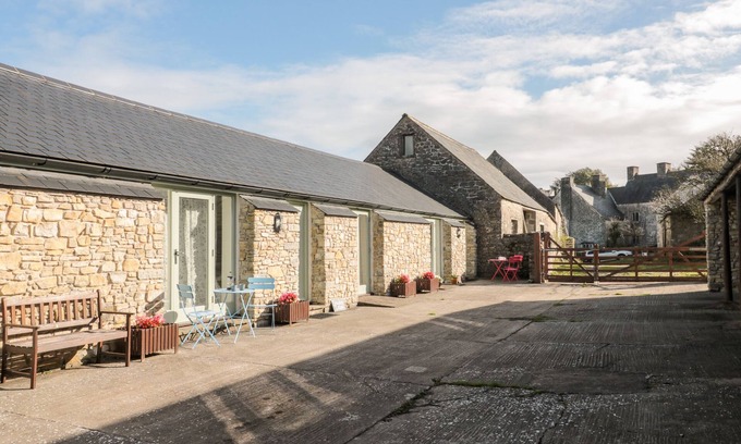 Cowbridge Cottage | POPPY COTTAGE, character holiday cottage in Llantwit Major