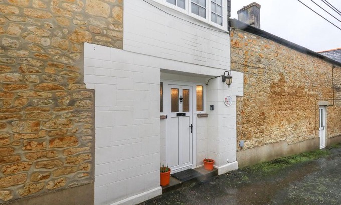 Beaminster House | Poppy Cottage