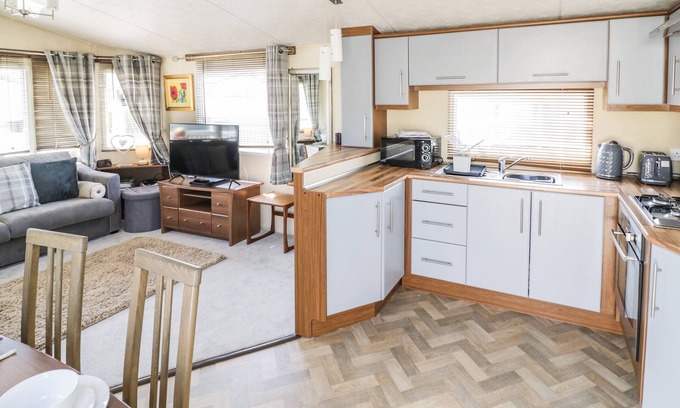 Tiddington Cottage | POPPY LODGE, pet friendly, with a garden in Stratford-Upon-Avon