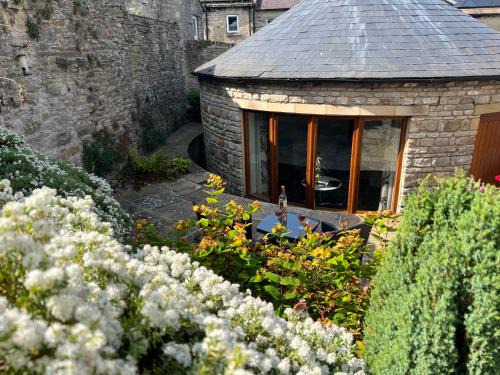 Middleham House | Poppy's Footprint