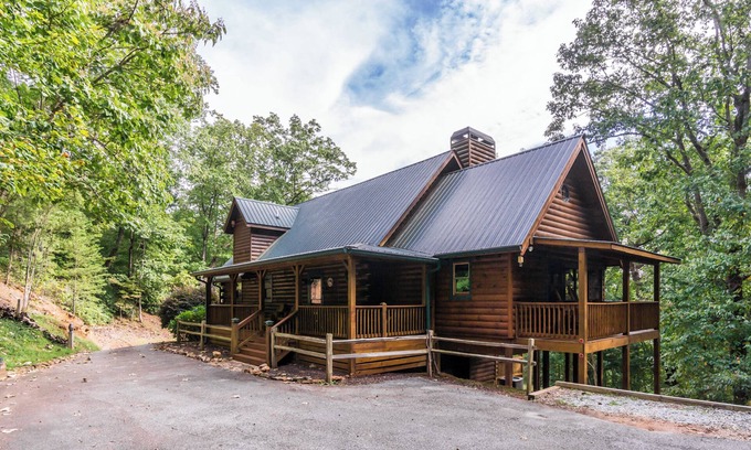 Dahlonega Cabin | Poppy's Great Escape, Log Cabin-HotTub/Gated/4 Bed/4 Bath/Dog Friendly/!
