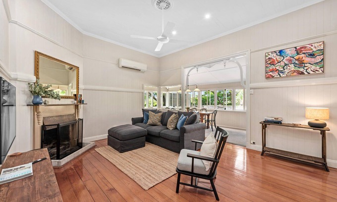 Bardon House | Poppy's Place! 4Bed/1Bath/2Car/Views/House ~ Bardon