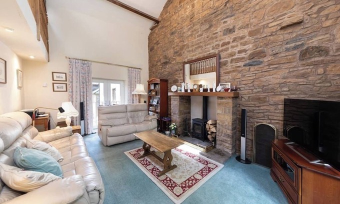 Alston Cottage | Poppythorn Cottage Duplex Free Wi-Fi Hot Tub Nature Retreat Cosy