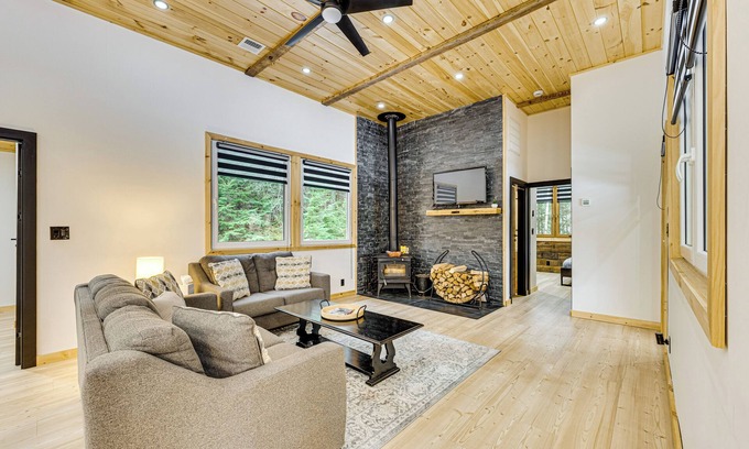 Thornton Cabin | Porch & 1-Acre Yard: White Mountains Hideaway