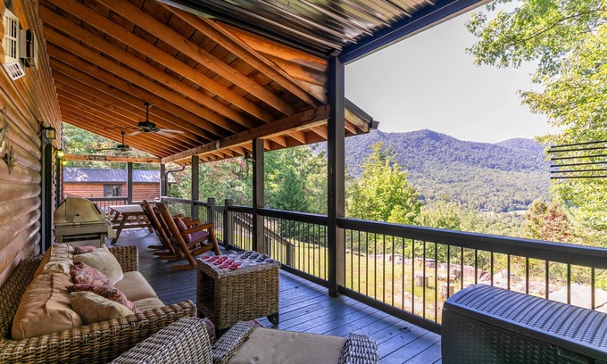 Frank Cabin | Porridge Pot - Log cabin with hot tub and arcade near Marion and Banner Elk!