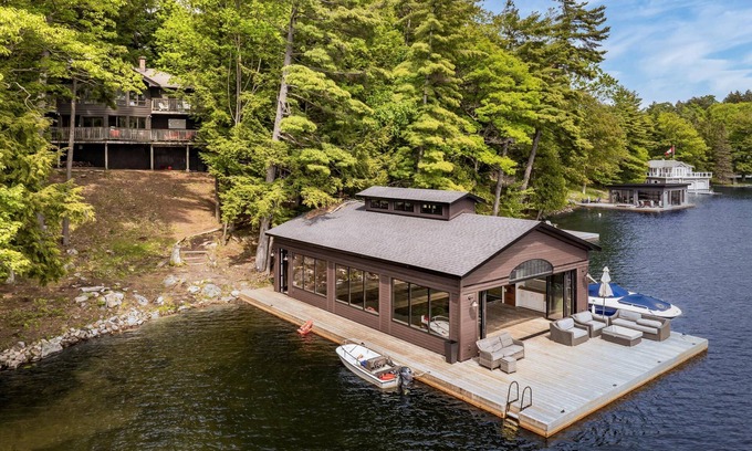 Muskoka Lakes Cottage | Port Carling 6 bedroom! 4 kayaks, Lily Pad, Sun All-Day + Sunsets! Sandy Entry!
