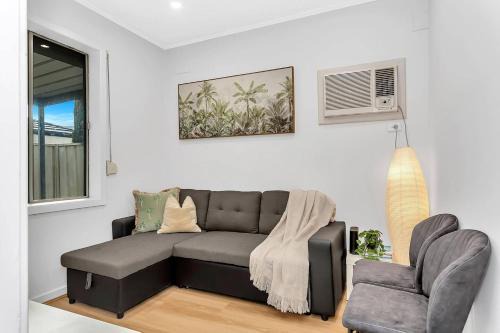 Oaklands Park House | Porta Marion - Practical Comfort Opposite Westfield