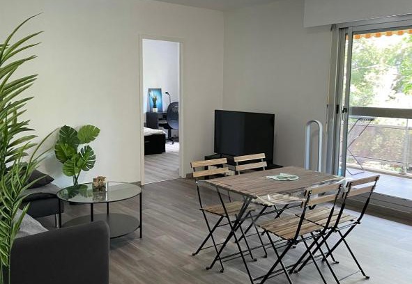 8th Arrondissement Apartment | Porte marine