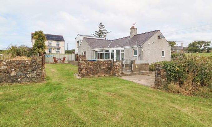 Garn Fadryn Cottage | PORTH AWYR, pet friendly, character holiday cottage in Aberdaron
