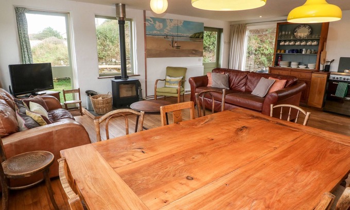 Trenance Cottage | PORTH FARM ANNEXE, pet friendly, with open fire in Mawgan Porth