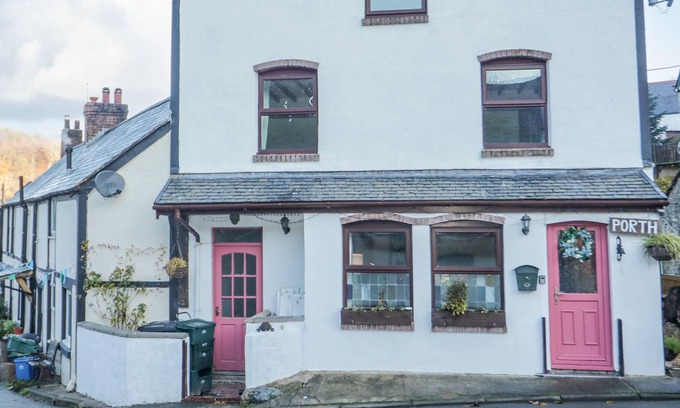Llanfair Talhaiarn House | PORTH, pet friendly, character holiday cottage in Llanfair Talhaiarn